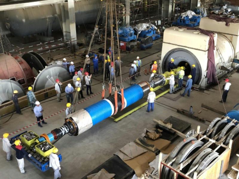 湖北工程巴基斯坦塔爾項目發(fā)電機轉子一次裝穿成功