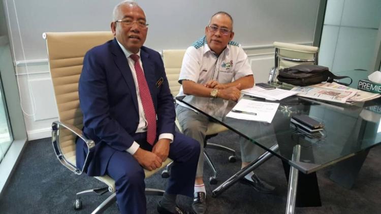 Najib在沙撈越學(xué)校的'Scam'太陽能項目上簽下數(shù)百萬美元