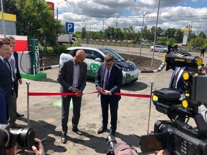 Alexey Teksler參加了莫斯科地區(qū)第一個(gè)電動(dòng)汽車快速充電站的開幕儀式