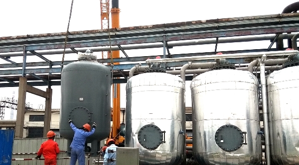 天津石化20萬(wàn)立油氣回收裝置新增吸附罐吊裝成功