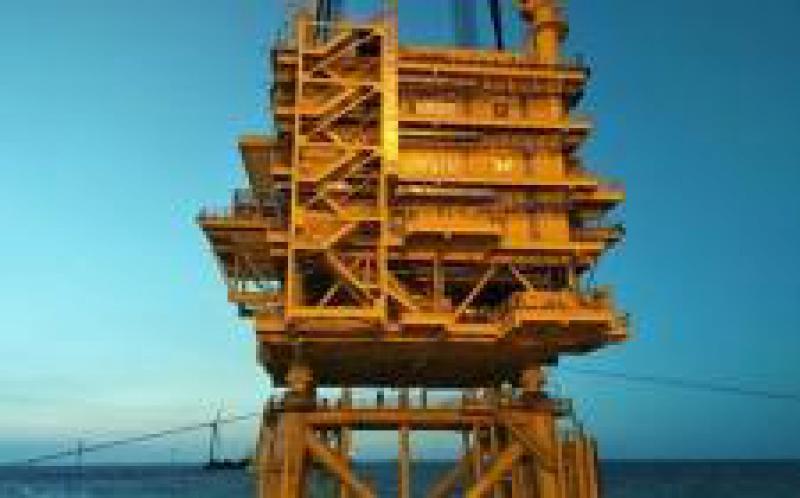 華東院勘測設(shè)計的亞洲離岸距離最遠(yuǎn)的海上升壓站吊裝成功