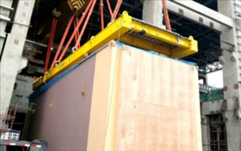 華龍一號全球首堆示范工程凝汽器殼體吊裝完成