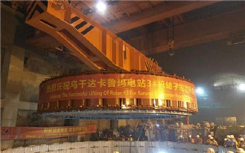 卡魯瑪水電站首臺發(fā)電機(jī)轉(zhuǎn)子吊裝成功