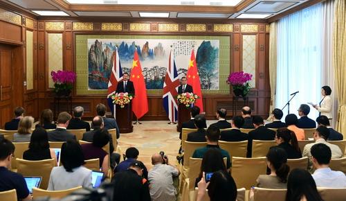 王毅談中英共建“一帶一路”：開放包容、規(guī)則導(dǎo)向