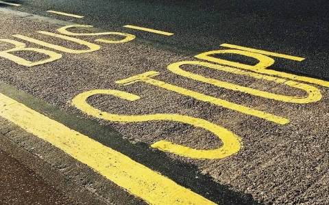 Opovo市安裝四個(gè)太陽(yáng)能公交候車亭