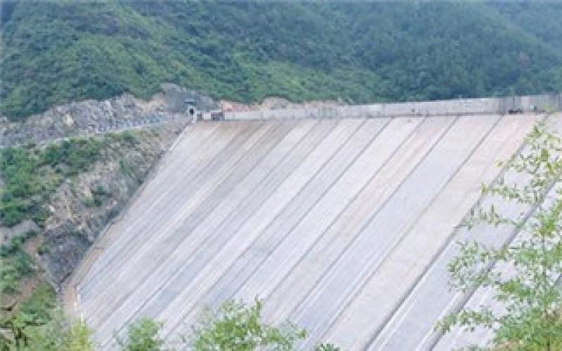 盂溪水庫壩頂防浪墻澆筑完成