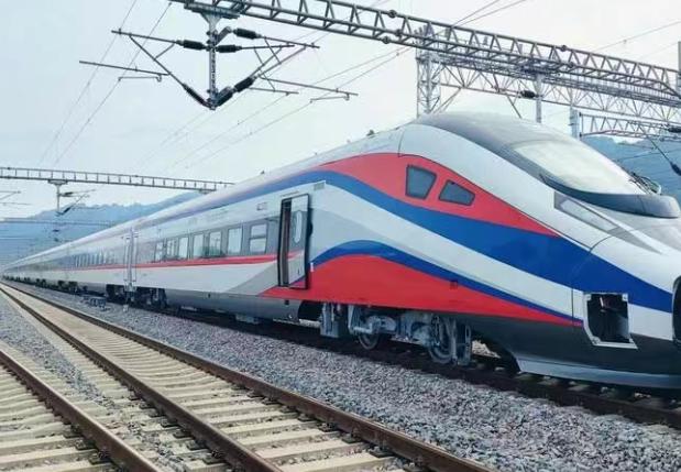 國(guó)鐵集團(tuán)首單“一帶一路”跨境動(dòng)車組租賃項(xiàng)目落地