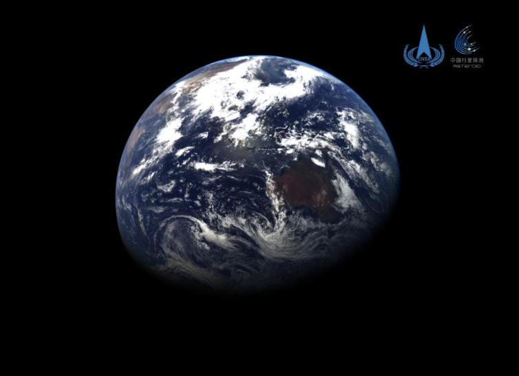 中國(guó)發(fā)布天問二號(hào)探測(cè)器拍攝的地月影像圖