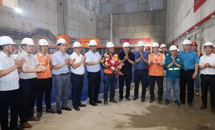 越南和平水電站擴(kuò)建項目轉(zhuǎn)子安裝