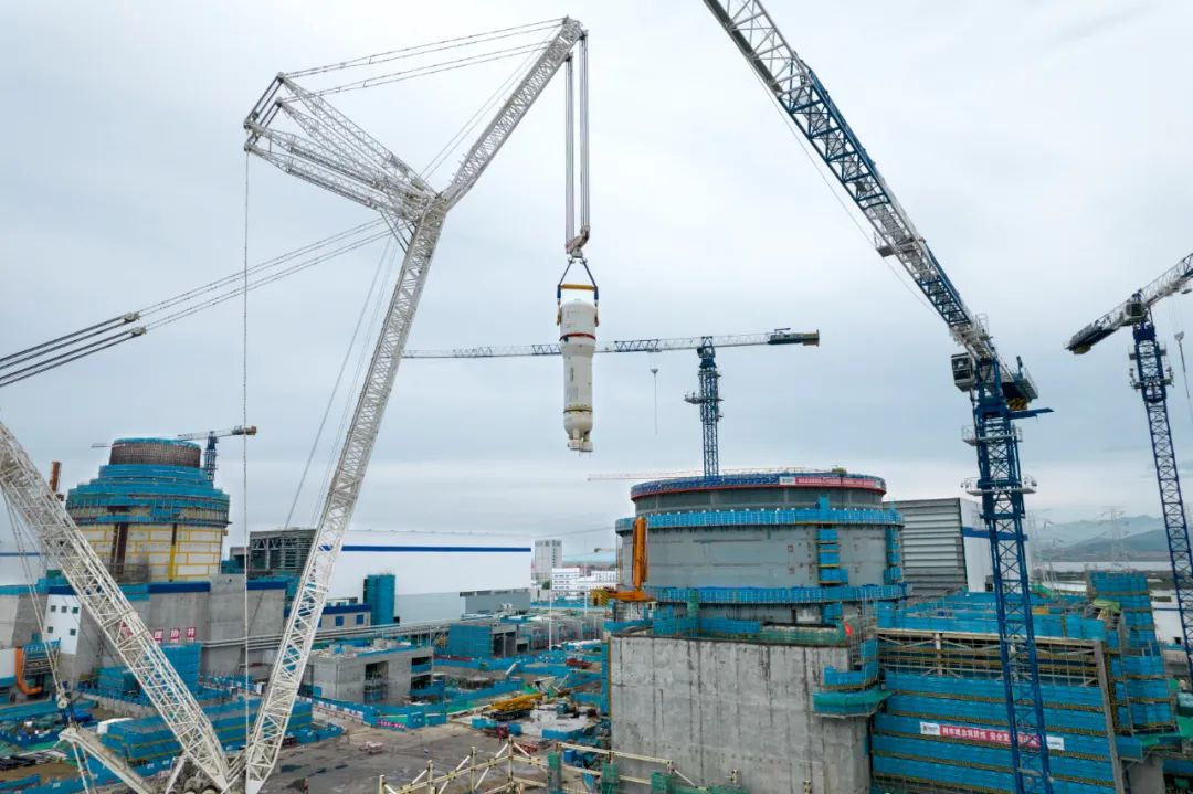 海陽核電4號(hào)機(jī)組首臺(tái)蒸汽發(fā)生器吊裝就位