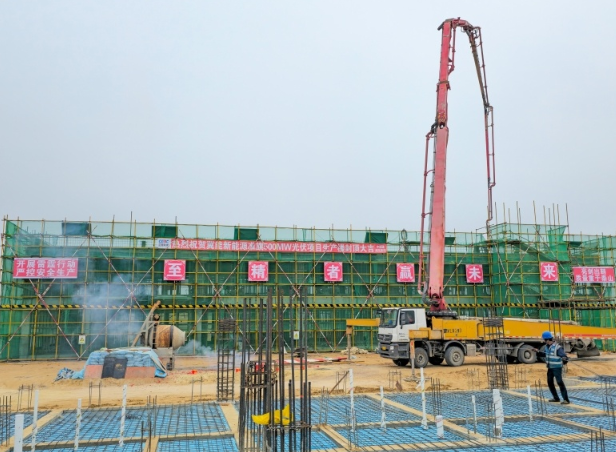 內(nèi)蒙古冀能新能源光伏電站完成生產(chǎn)樓封頂節(jié)點