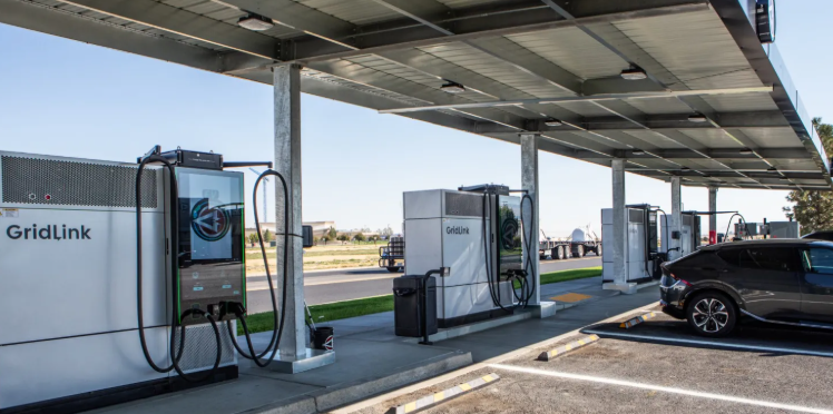 XCharge北美公司在俄勒岡州啟用太陽(yáng)能儲(chǔ)能充電站