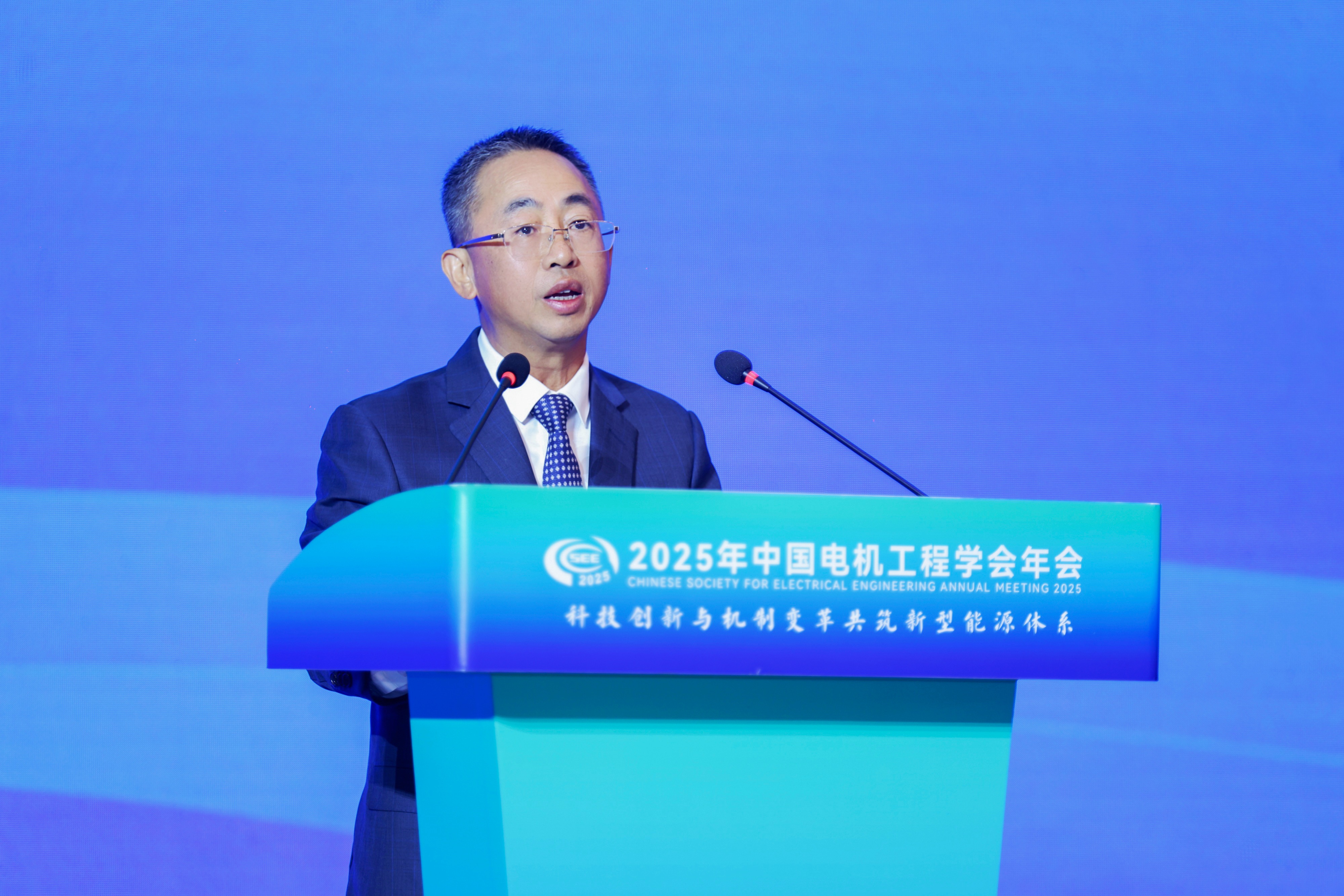 華為侯金龍：全場景構(gòu)網(wǎng)，光風儲協(xié)同，推動新能源成為主力電源