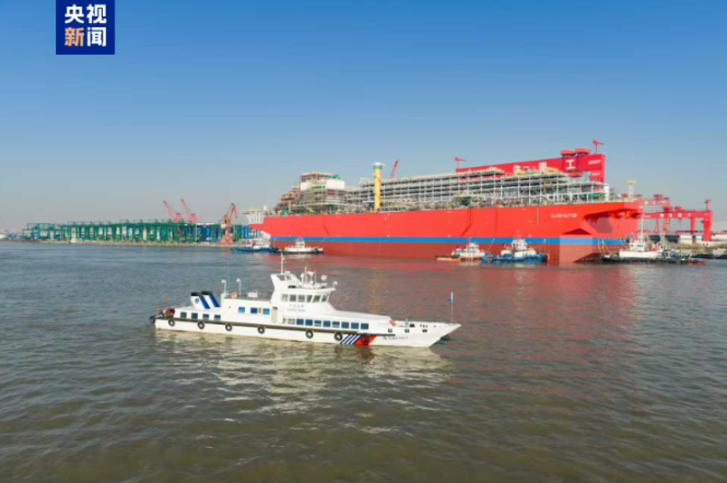 中國自主研發(fā)建造大型浮式天然氣液化裝置在江蘇南通成功出塢