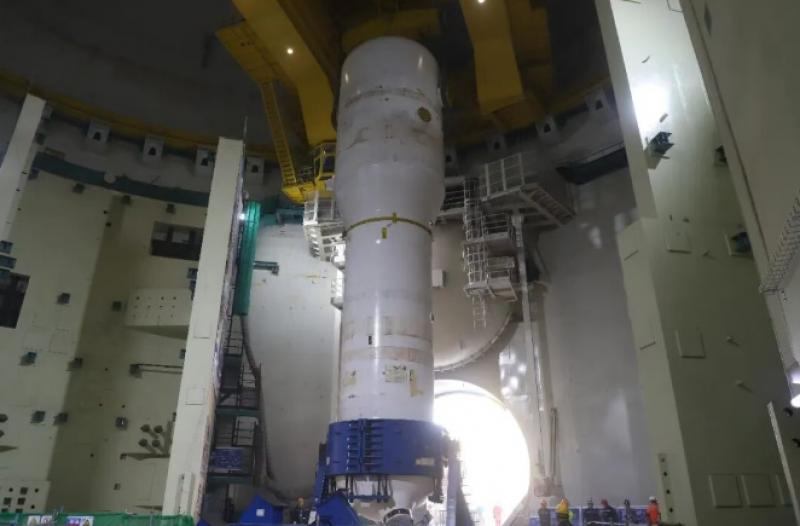 “核電之肺”精準(zhǔn)就位！陸豐核電6號(hào)機(jī)組首臺(tái)蒸汽發(fā)生器吊裝成功