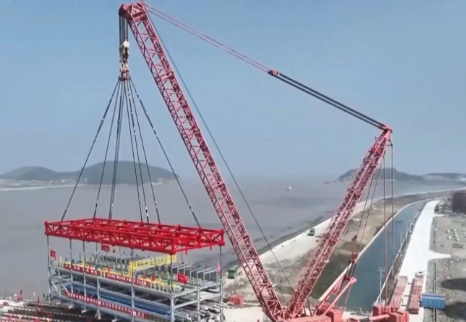 國內最大噸位石化管廊完成海上高空吊裝